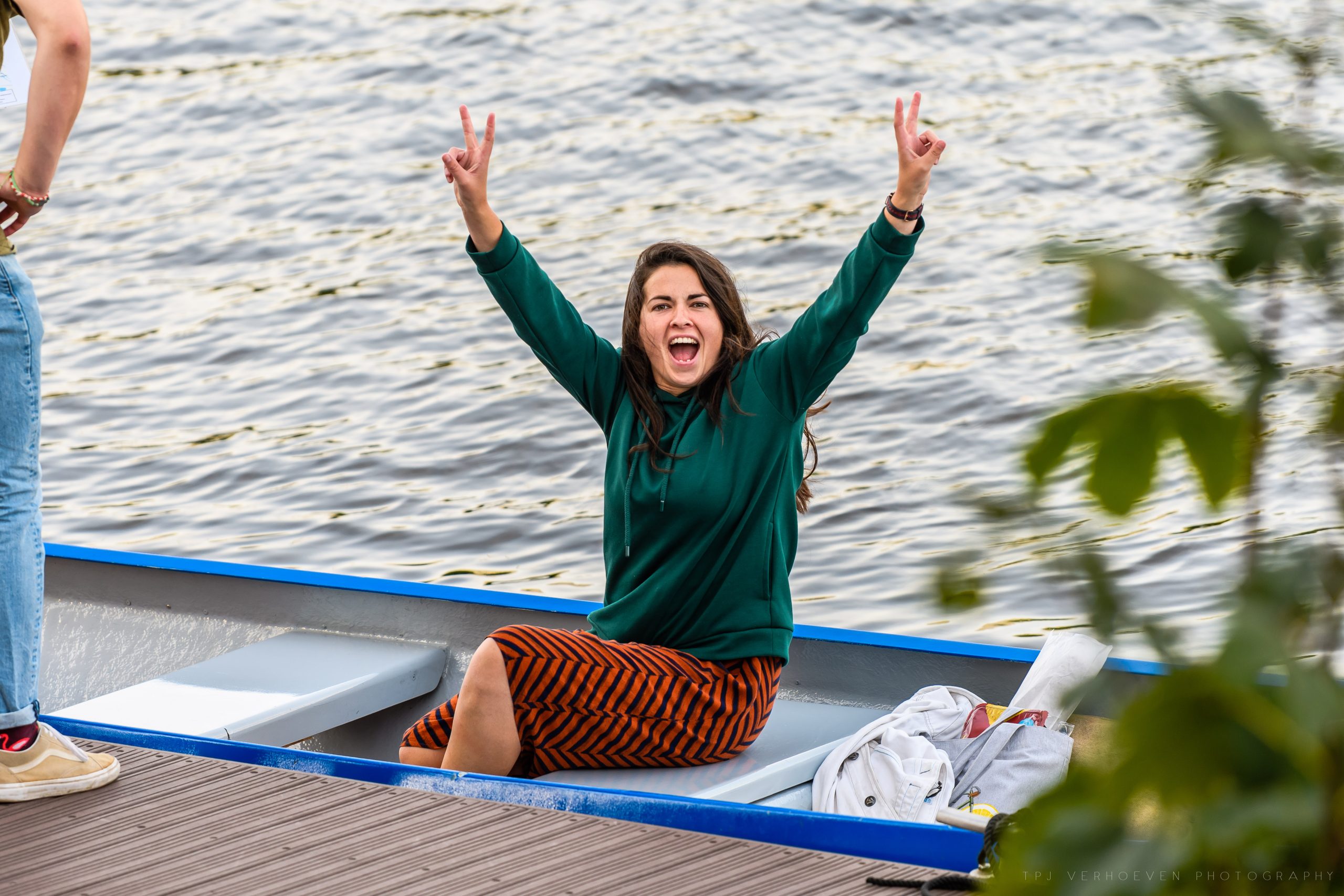 Blije mensen aan boord van een boot in Den Bosch